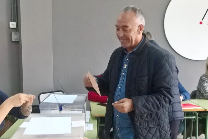 Gustavo Aybar Bentez acuda muy de maana a su colegio electoral para depositar su voto.